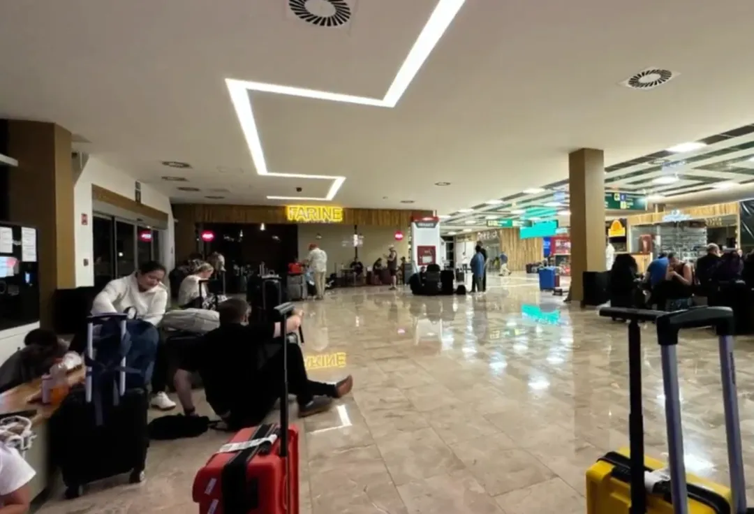 噩梦! 过百加拿大人被困旅游胜地3天 航空公司全程失联 乘客怒斥"被彻底遗弃"! 第2张 噩梦! 过百加拿大人被困旅游胜地3天 航空公司全程失联 乘客怒斥"被彻底遗弃"! 第2张