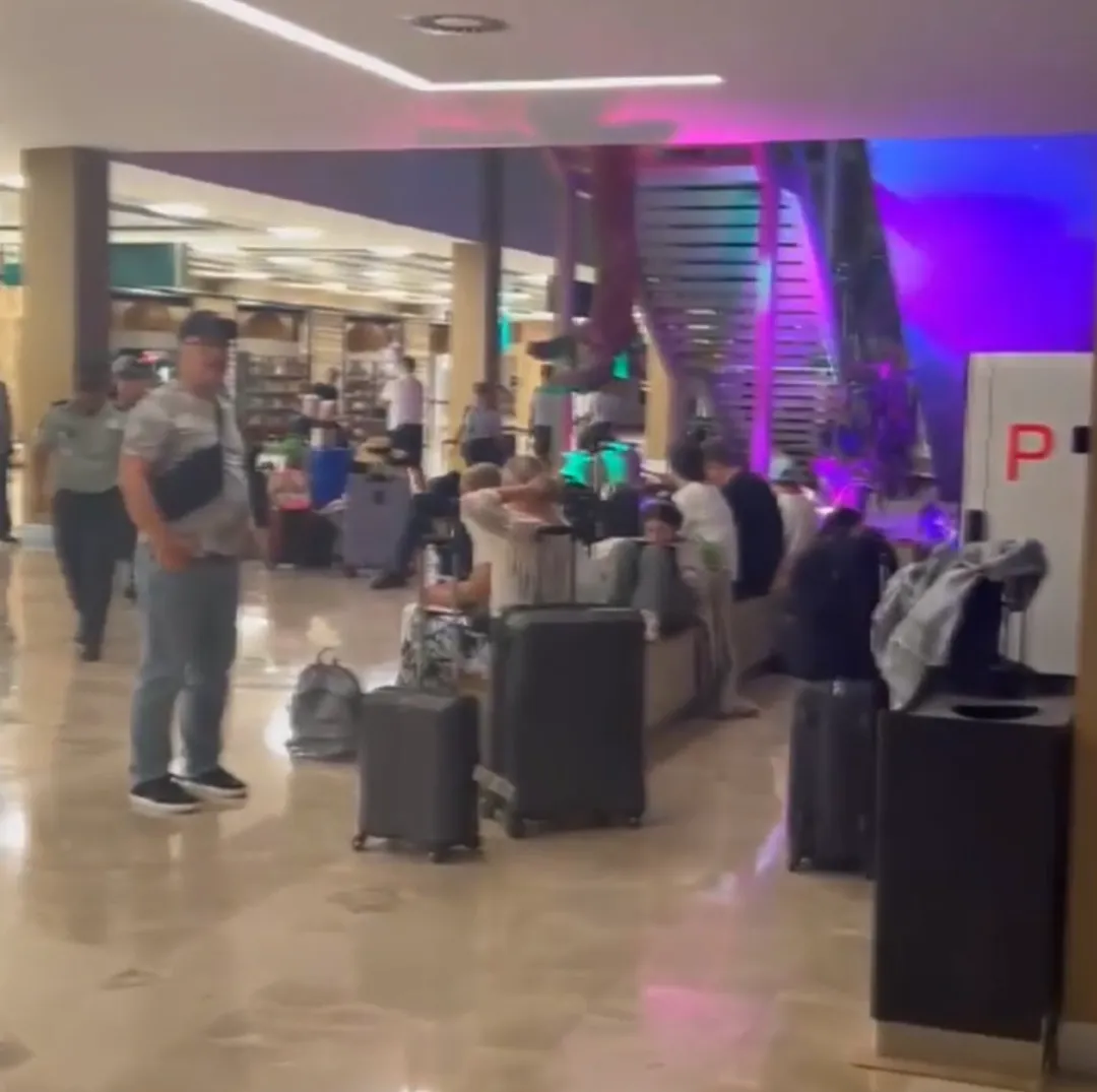 噩梦! 过百加拿大人被困旅游胜地3天 航空公司全程失联 乘客怒斥"被彻底遗弃"! 第4张 噩梦! 过百加拿大人被困旅游胜地3天 航空公司全程失联 乘客怒斥"被彻底遗弃"! 第4张