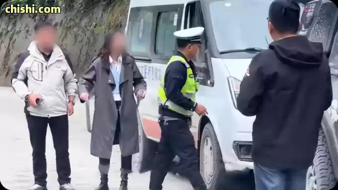西藏两男一女开救护车自驾旅游，警笛开道态度嚣张，身份曝光停业整顿